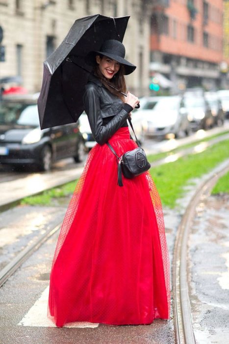 Chica usando falda maxi de tul en tono rojo y chaqueta de cuero negra corta