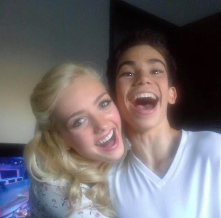 Peyton List y Cameron Boyce sonriendo para una selfie