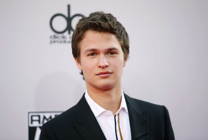 Ansel Elgort vestido con traje para la alfombra roja de una presentación en Hollywood 