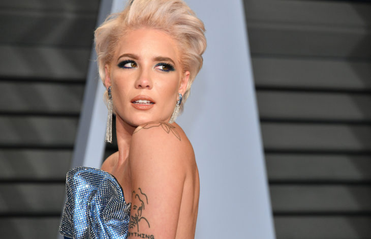 Cantante Halsey durante la alfombra roja de los premios grammy