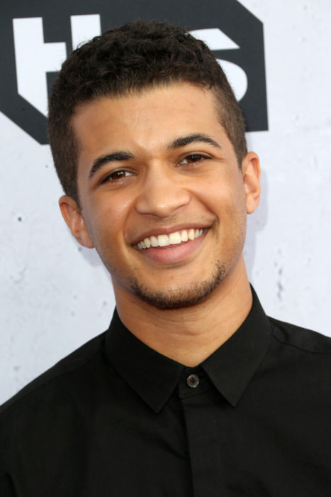 Actor Jordan Fisher posando para las fotografías de la alfombra roja de la cadena de televisión tbs