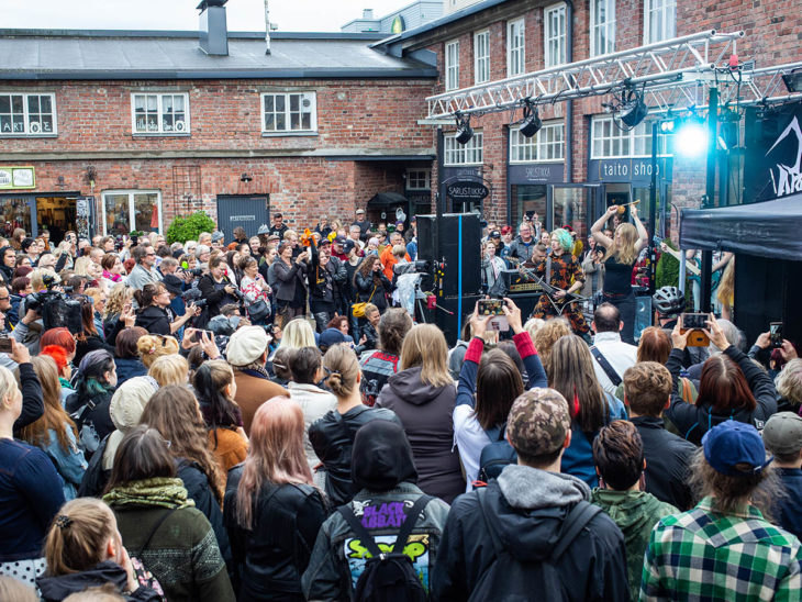 Publico que presenció en Finlandia la competencia de heavy metal y tejido