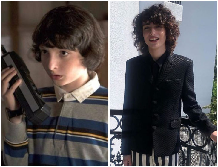 Finn Wolfhard hablando por radio y posando para una foto con pantalones a rayas