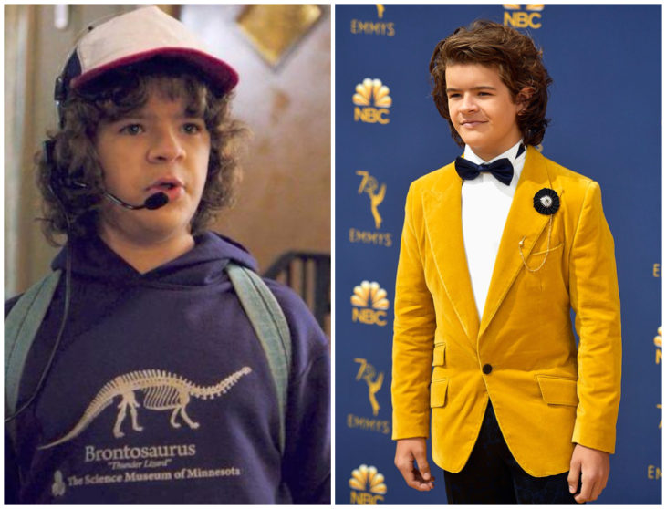 Gaten Matarazzo hablando por microfono y usando traje sastre en color amarillo mostaza