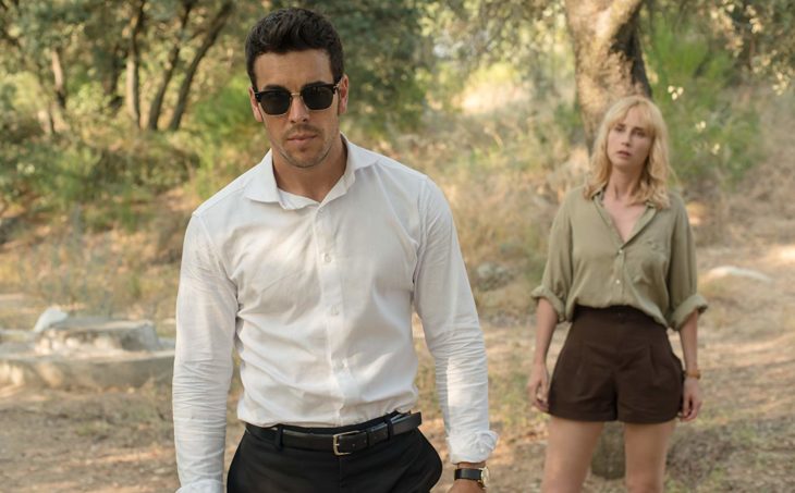 Mario Casas en medio de un bosque parado frente a una chica 