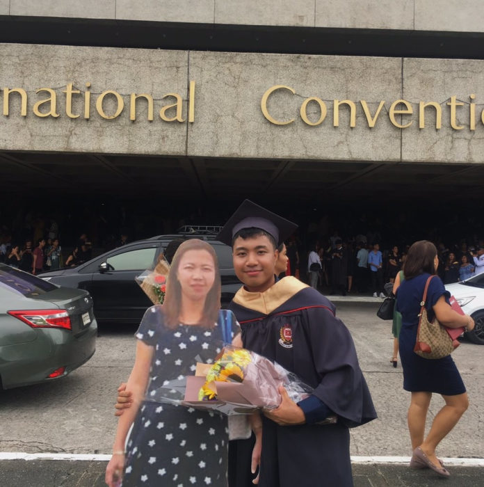 Paulo John Alinsog; hijo lleva figura de tamaño real impresa con foto de su mamá fallecida a la graduación