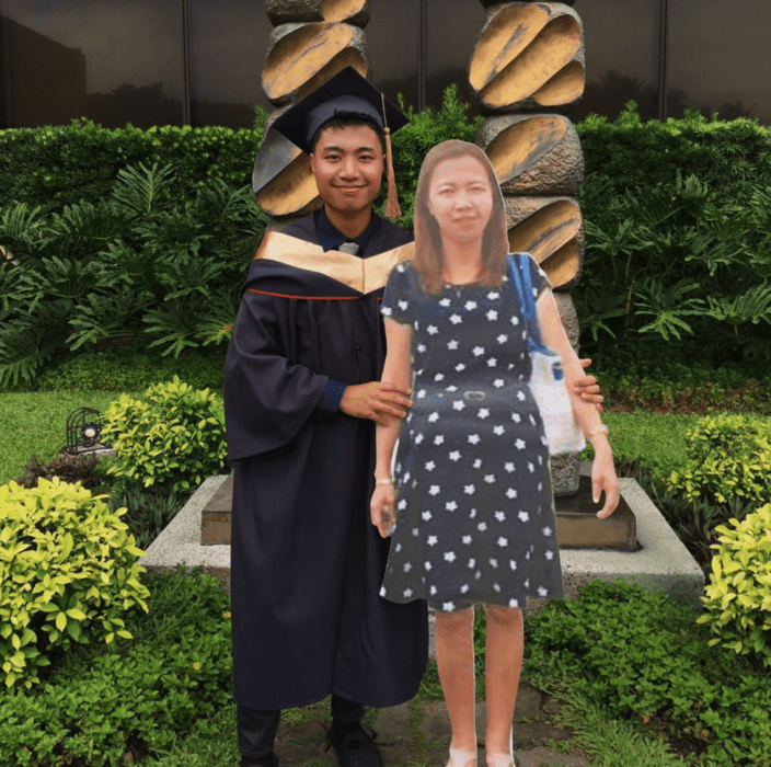 Paulo John Alinsog; hijo lleva figura de tamaño real impresa con foto de su mamá fallecida a la graduación