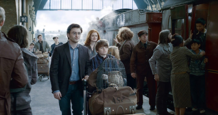 Warner Bros prepara serie de Harry Potter; Daniel Radcliffe con Ginny Weasley y su hijo en estación del tren a Hogwarts