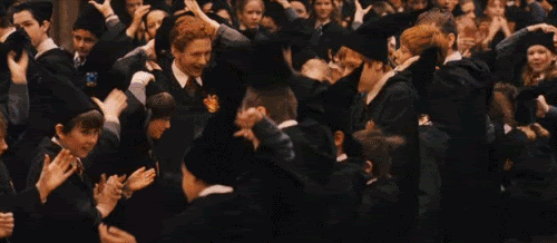 Warner Bros prepara serie de Harry Potter; magos aventando sus sombreros celebrando