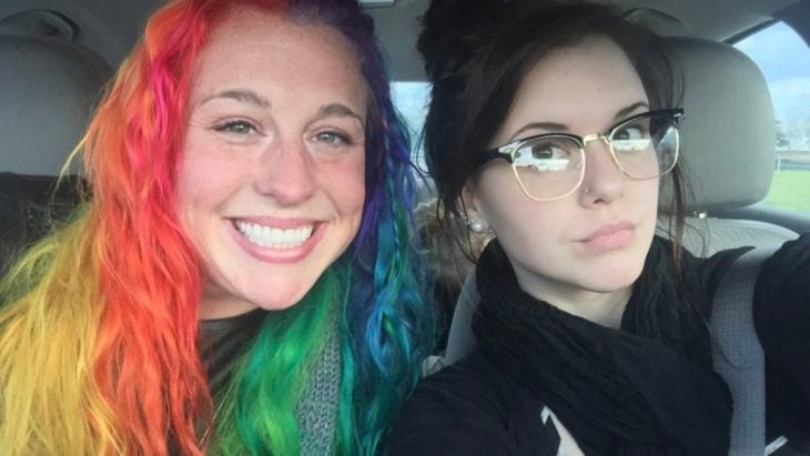 Hermanas se vuelven virales por ser opuestas; chica con el cabello de arcoiris y la otra con cabello negro