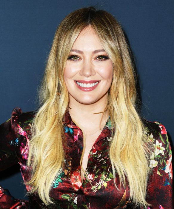 Hilary Duff es acusada por sus fans de abuso físico a su hija por perforarle las orejas