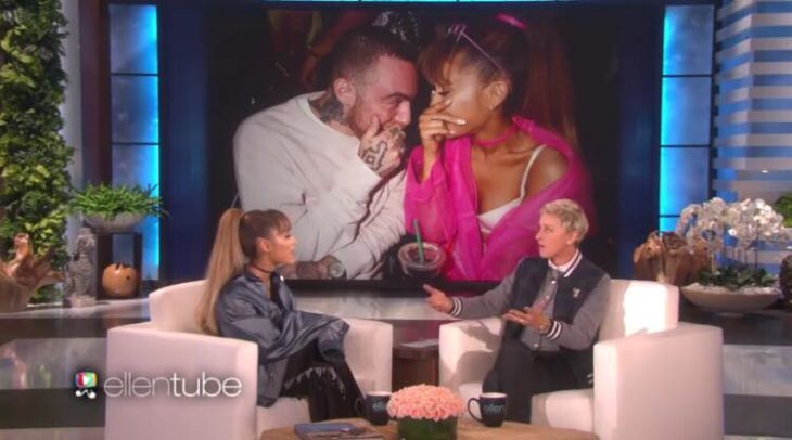 Ariana Grande siendo entrevistada por Ellen Degeneres durante uno de sus programas 