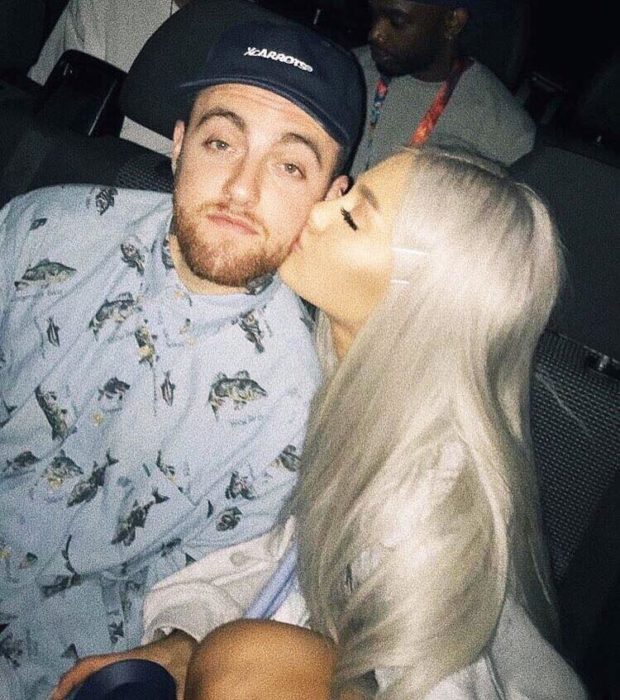 Ariana Grande dando un beso en la mejilla de Mac Miller 