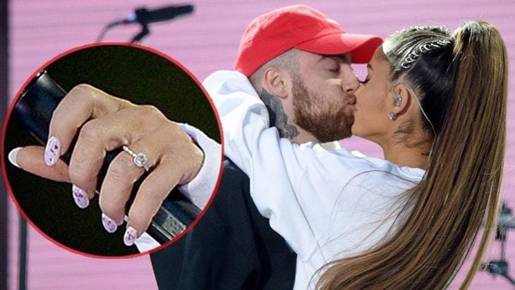 Ariana Grande mostrando un anillo de compromiso mientras abraza a Mac Miller