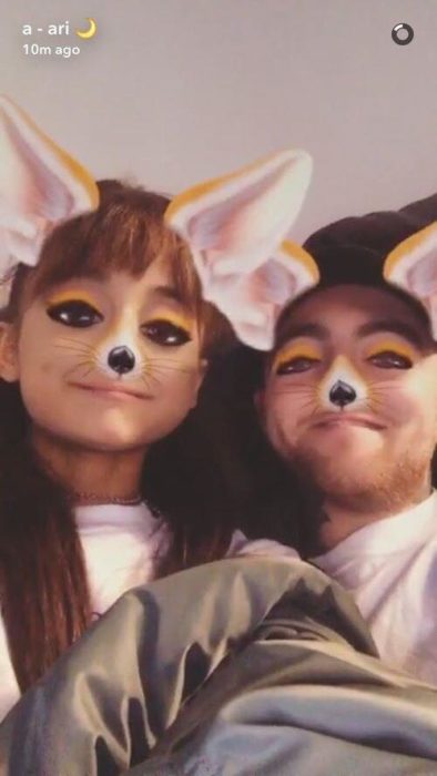 Ariana Grande y Mac Miller usando plantillas de snapchat para mostrar su cariño en redes sociales 