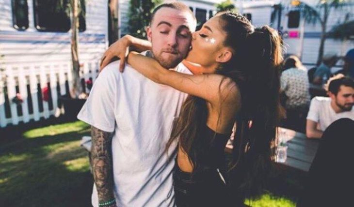 Mac Miller y Ariana Grande abrazados mientras están afuera de una de sus casas