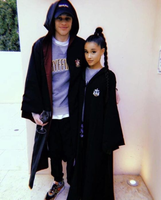 Ariana Grande y Pete Davidson vestidos con capas de la película de Harry Potter 