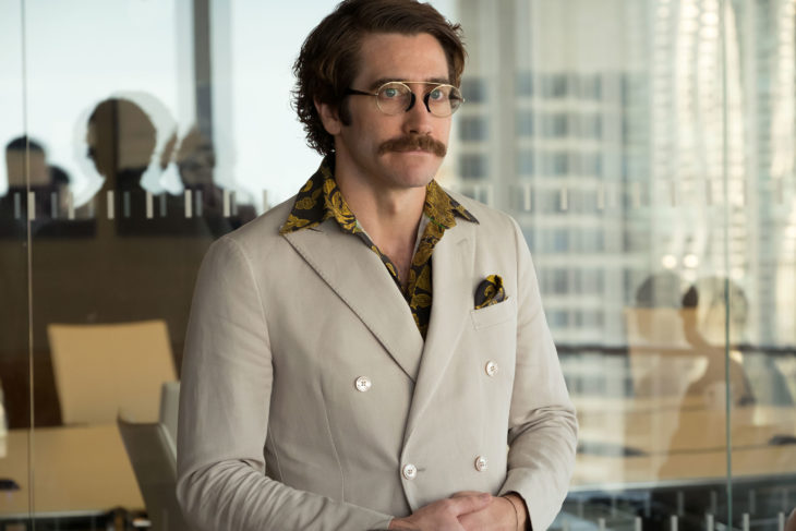 Actor Jake Gyllenhaal con bigote y lentes en película Okja de 2017