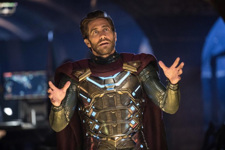 Actor Jake Gyllenhaal con armadura interpreta a Mysterio de Marvel en Spiderman: lejos de casa