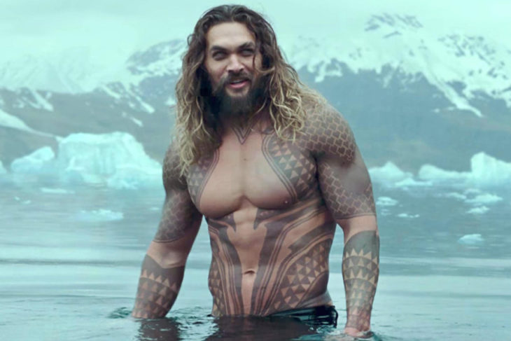 Jason Momoa en su actuación de Aquaman, mientras está saliendo de una alberca 