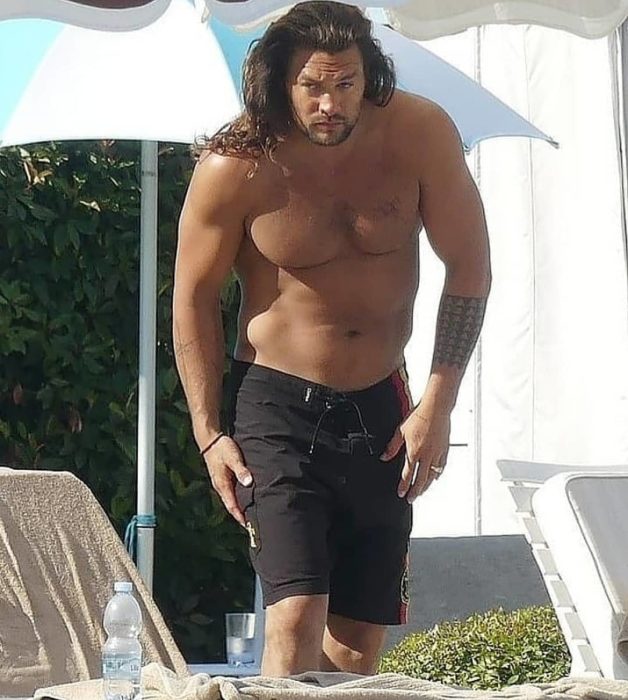 Jason Momoa durante sus vacaciones en venecia junto a la piscina 