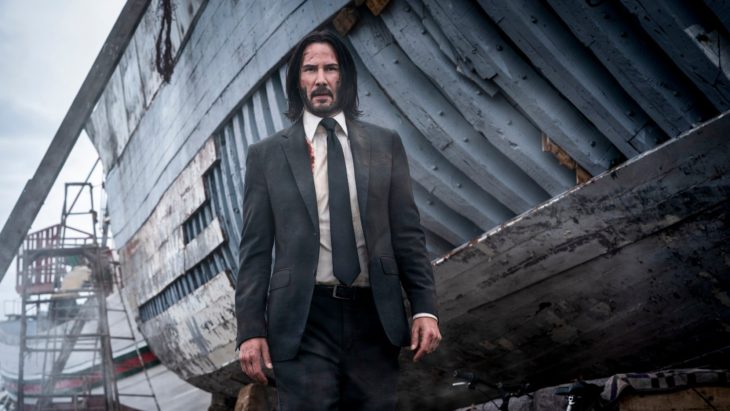 Kenu Reeves con traje, cabello largo y barba en John Wick; se confirma una serie precuela