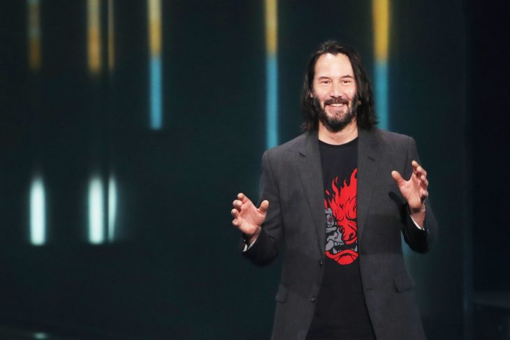 Keanu Reeves hablando en público