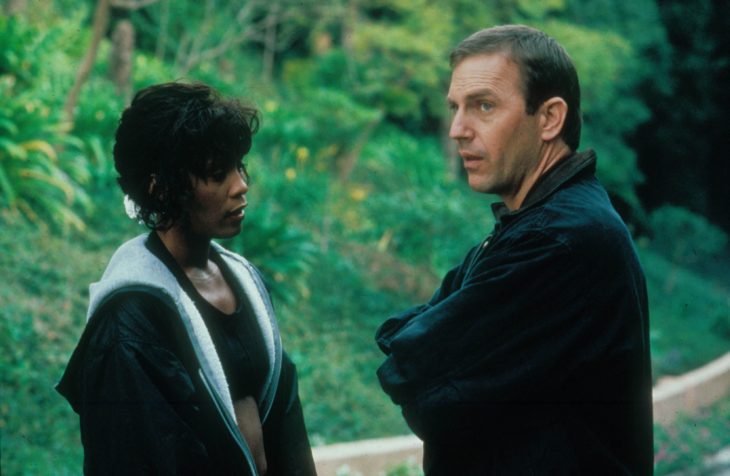 Foto de una escena de El guardaespaldas con Kevin Costner y Whitney Houston