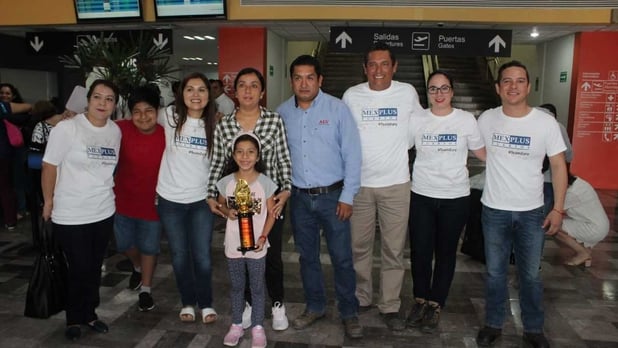 Familia de Zury Taplanco Reyes recibiéndola de su competencia en China