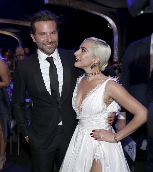 Lady Gaga y Bradley Cooper durante la fiesta de los óscar para presentar la película A star is a born