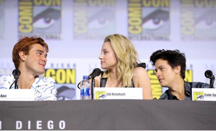 KJ Apa, Lili Reinhart y Cole Sprouse en un panel durante la convención de la Comic Con en San Diego 