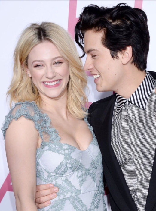 Lili Reinhart y Cole Sprouse abrazados durante una alfombra roja a la que asistieron juntos 