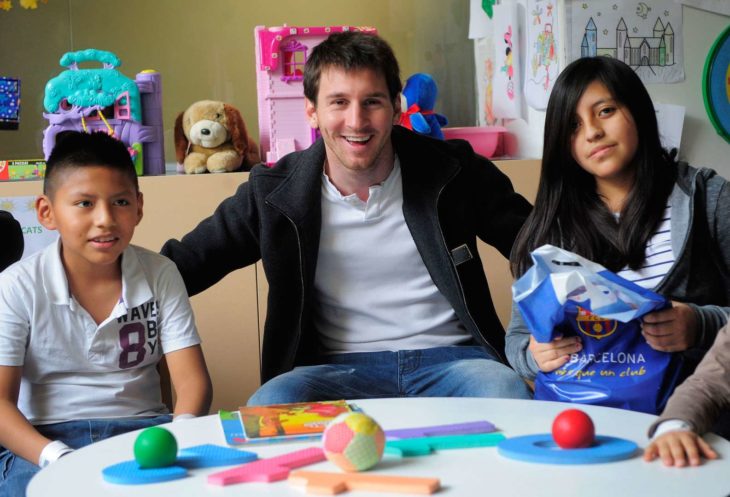 Lionel Messi ayuda a los niños