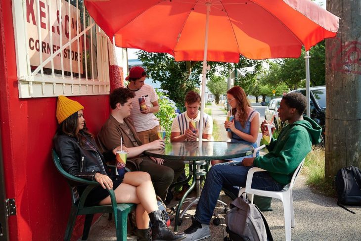 Elenco de la película live action de Recreo reunidos en un comedor