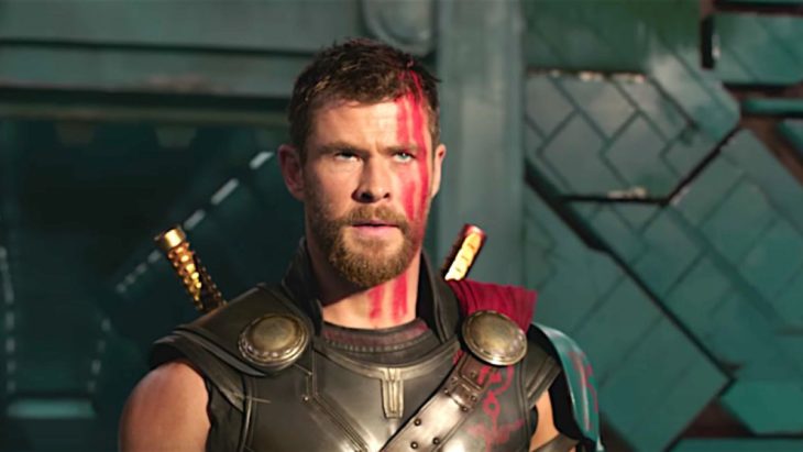 Chis Hemsworth con el rostro pintado de rojo en su papel de Thor, escena película Thor: Ragnarok