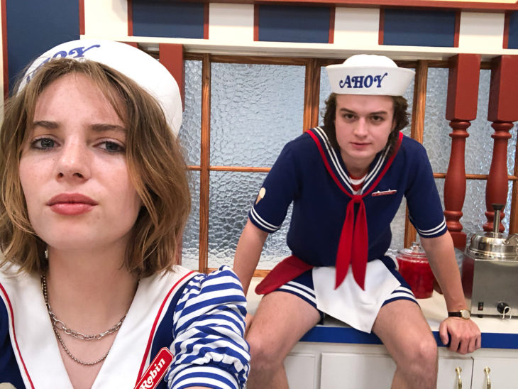 Maya Hawke tomando una selfie junto a su compañero de reparto en Stranger Things