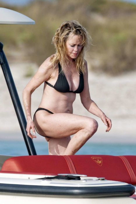 Melanie Griffith subiendo un escalón en el yate en Ibiza donde fue fotografiada