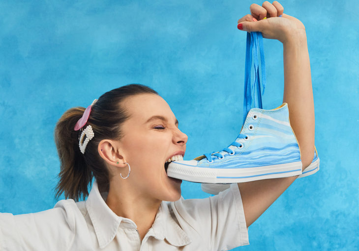 Millie Bobby Brown comiendo un teni converse en tono azul cielo