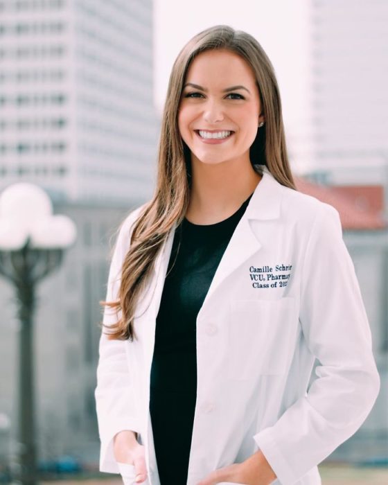 Miss virginia usando una bata de laboratorio para mostrar que es una bioquímica 