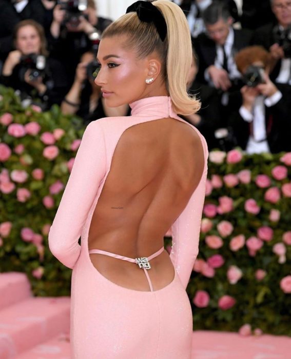 Modas de los 2000; Hailey Baldwin​ con vestido rosa sin espalda