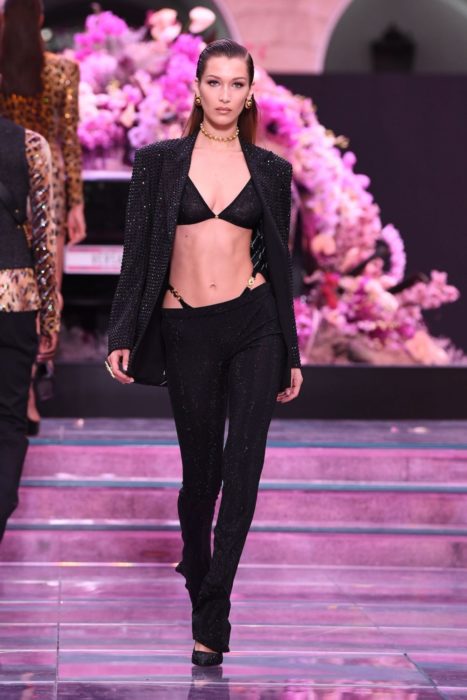 Modas de los 2000; Bella Hadid en pasarela