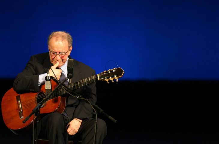 Joao Gilberto con su guitarra en un escenario