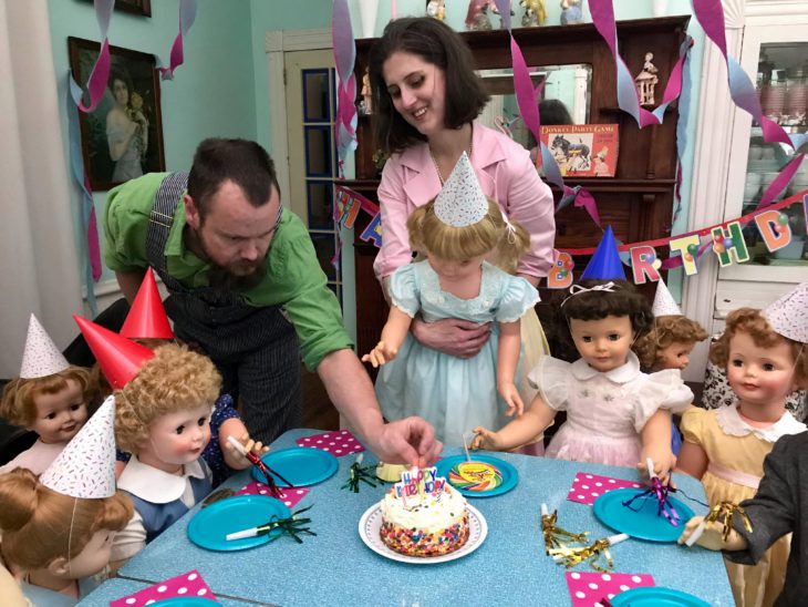 Madeline y Malachi Dressel; familia celebrando cumpleaños con muñecas vintage de tamaño real