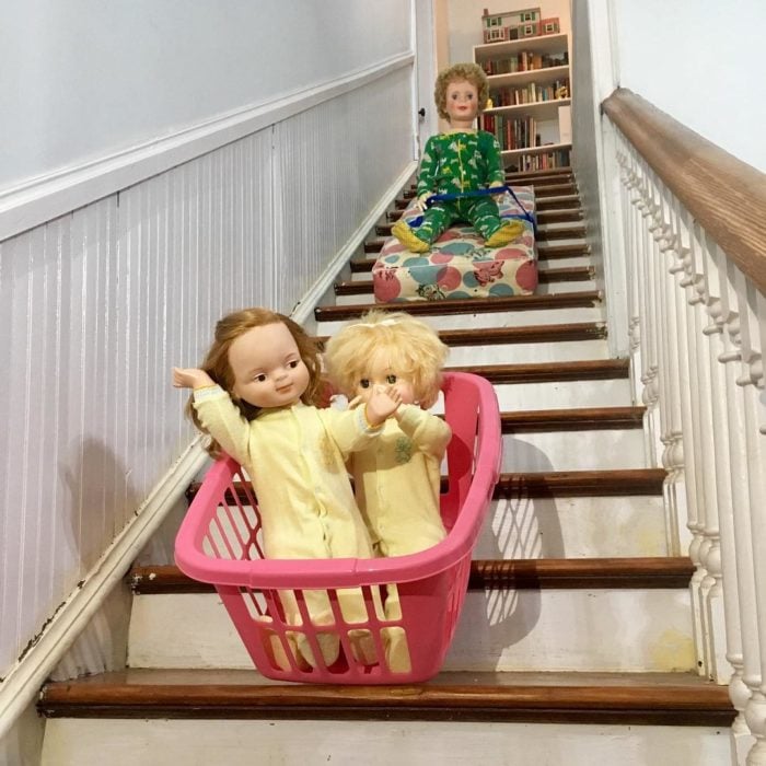 Madeline y Malachi Dressel; muñecos vintage jugando en las escaleras