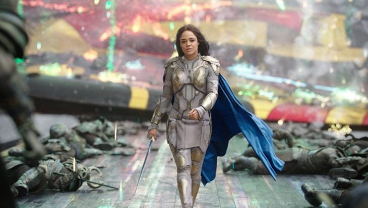 Tessa Thompson llevando su traje de Valkirye en Thor: Ragnarok