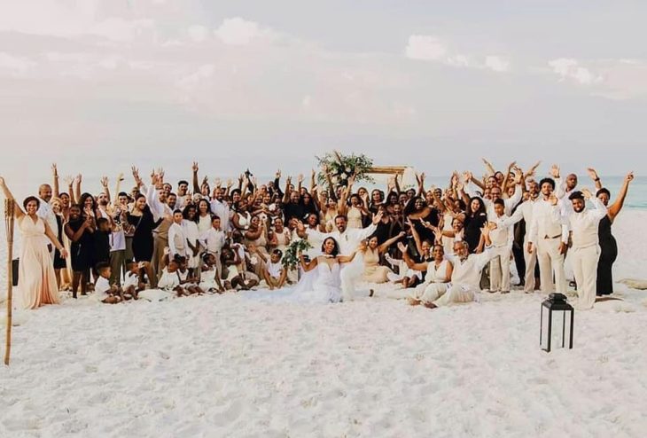 Novios posando junto a sus invitados y las 34 damas de honor de la novia 