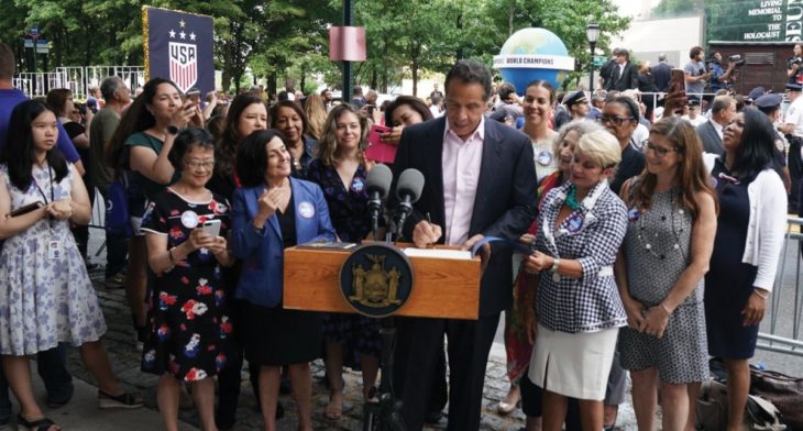 gobernador de Nueva York firmando la ley que prohíbe la brecha salarial