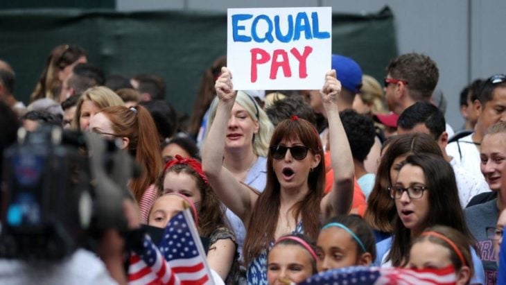 Mujer con pancarta de equal pay