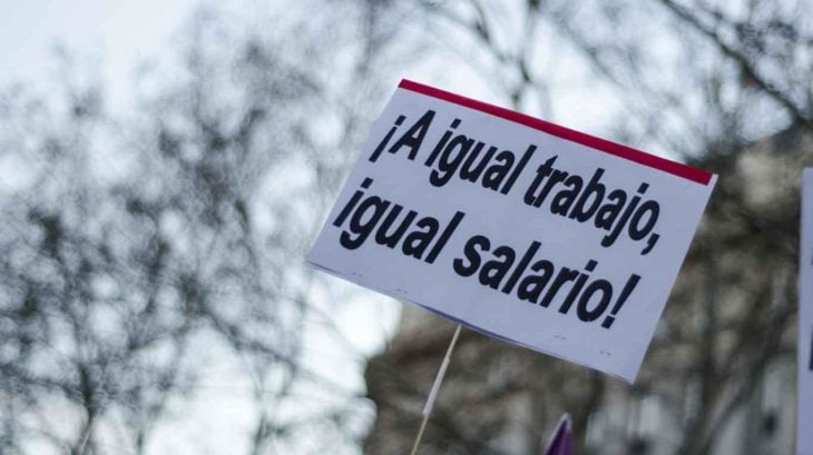 pancarta que dice a igual trabajo igual salario