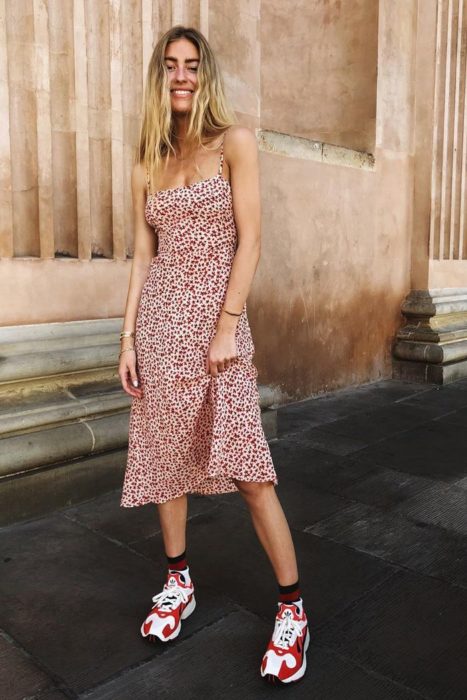 Chica usando un vestido rojo con unos ugly sneakers de color rojo con blanco 